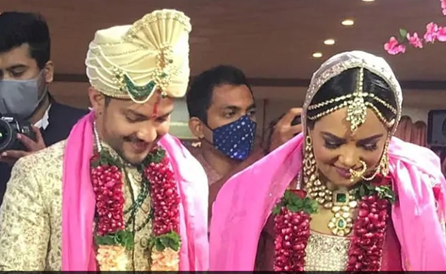 Udit Narayan dances in the baraat of Aditya Narayan-Shweta Agarwal's wedding