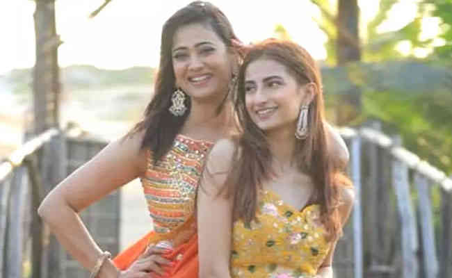 Both is competing in the looks: Shweta and Palak Tiwari