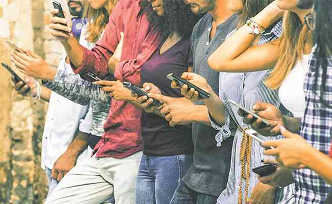 Govt. to woo smartphone and component makers