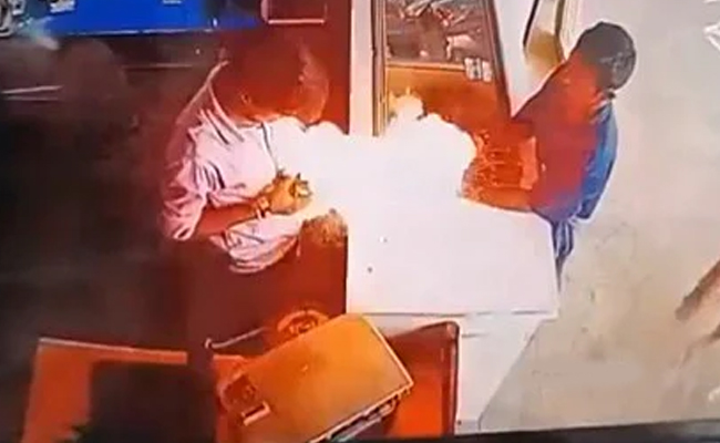 Mobile phone’s battery explodes in man’s hand during repairing