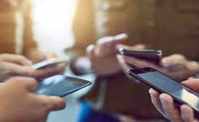 Offline retailers accuse handset companies of diverting stocks to online channels