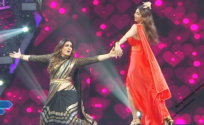 Shilpa Shetty, Raveena Tandon perform to Chura Ke Dil Mera on Super Dancer 4