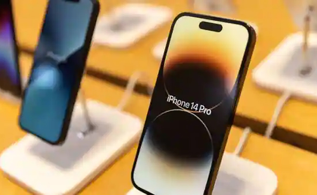 Users face issues with wireless charging in iPhone 14 Pro