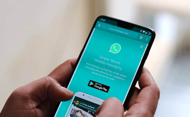 Using WhatsApp on an Android device with one hand is simpler
