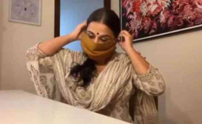 Vidya Balan makes masks out of a blouse piece